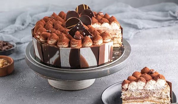 Custom cakes in Silicon Oasis