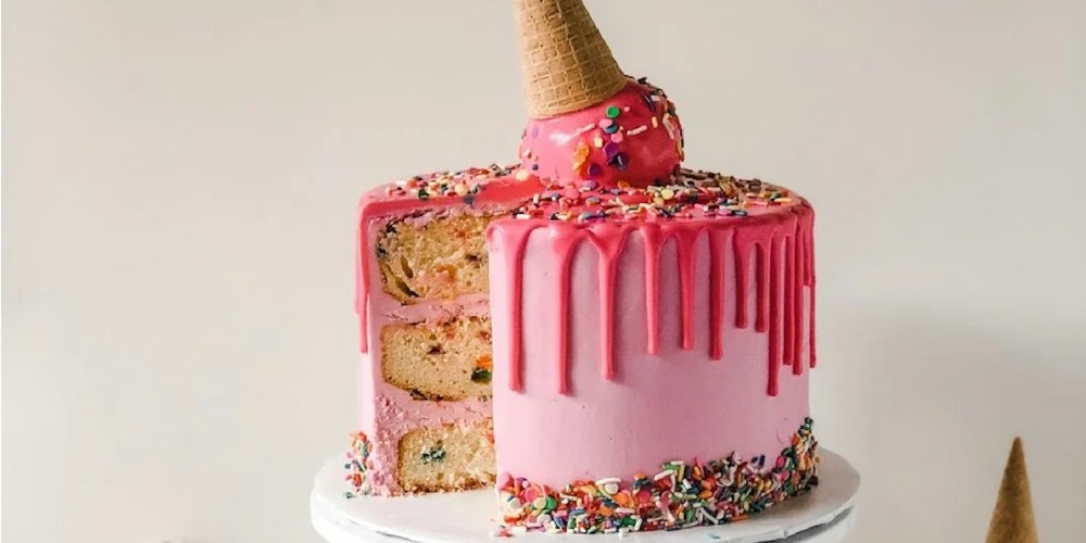 Customized wedding anniversary cakes in Dubai